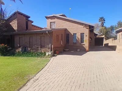 4 Bedroom House For Sale in Leandra - kykZ.webp