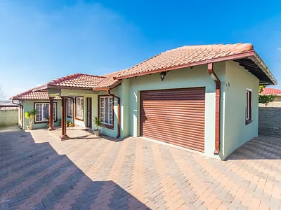 4 Bedroom House For Sale in Roodepoort - XvGZ.webp