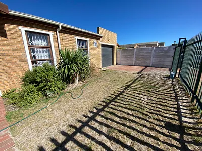 2 Bedroom House For Sale in Cape Town - 4jpH.webp