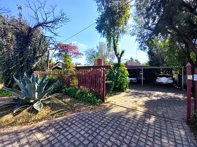 3 Bedroom House For Sale in Rustenburg - S3UN.webp