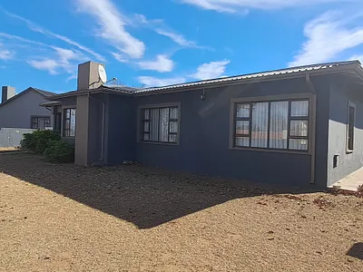 3 Bedroom House For Sale in Newcastle - R8wr.webp