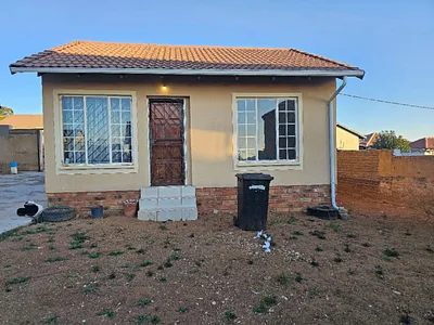 2 Bedroom House To Rent in Roodepoort - ZAqk.webp