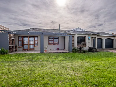 6 Bedroom House For Sale in Port Elizabeth - 35KC.webp
