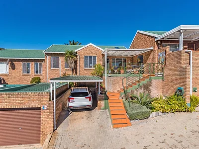 2 Bedroom Townhouse For Sale in Roodepoort - 1qqs.webp