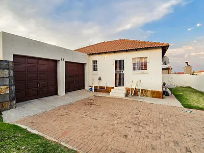 3 Bedroom House For Sale in Witbank - hYMD.webp