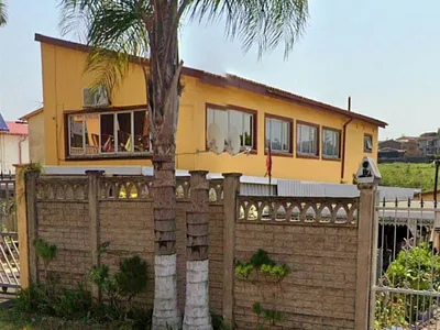 4 Bedroom House For Sale in Chatsworth - 0c4K.webp