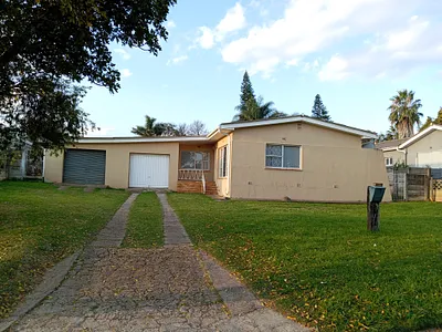 4 Bedroom House For Sale in Uitenhage - T57i.webp