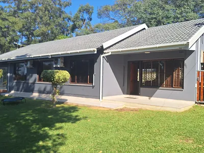4 Bedroom House For Sale in Amanzimtoti - tlLe.webp