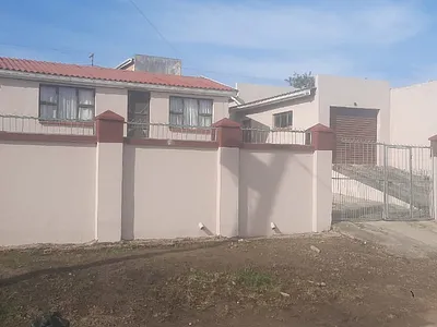 5 Bedroom House For Sale in East London - ZNq6.webp