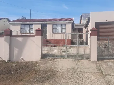 5 Bedroom House For Sale in East London - ySc1.webp