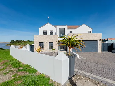 4 Bedroom House For Sale in Velddrif - JZ7x.webp