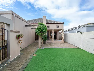 3 Bedroom House For Sale in Blouberg - zVoT.webp