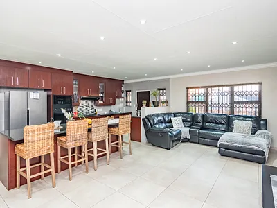 3 Bedroom House For Sale in Roodepoort - 4JJ7.webp