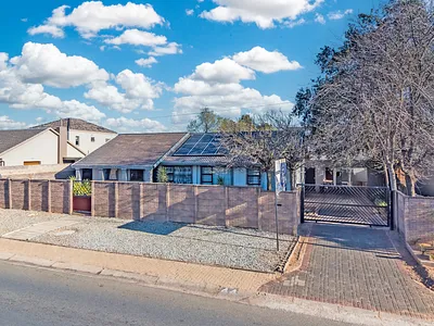 3 Bedroom House For Sale in Roodepoort - SMyp.webp