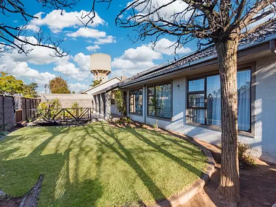 3 Bedroom House For Sale in Roodepoort - lhsF.webp