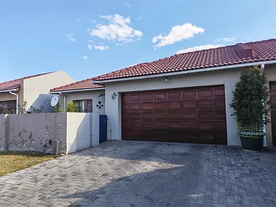 3 Bedroom Townhouse For Sale in Rustenburg - vgmO.webp