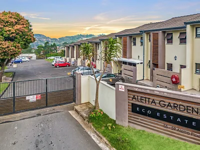 3 Bedroom Townhouse For Sale in Queensburgh - deM0.webp