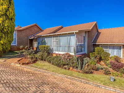 2 Bedroom Townhouse For Sale in Roodepoort - NYKj.webp