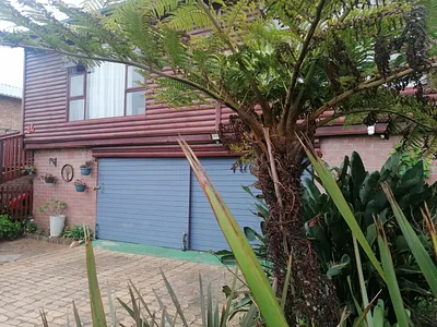 3 Bedroom Townhouse For Sale in East London - jQ87.webp