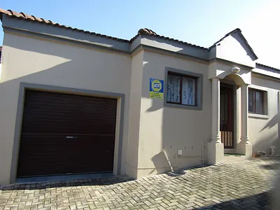 2 Bedroom Townhouse For Sale in Humansdorp - QCXL.webp