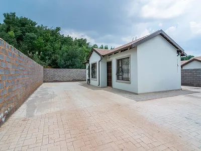 2 Bedroom House For Sale in Roodepoort - V7RW.webp