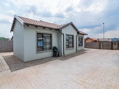 2 Bedroom House For Sale in Roodepoort - pk2O.webp