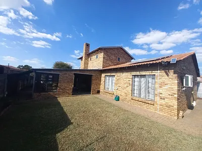 3 Bedroom House For Sale in Rustenburg - IjHt.webp
