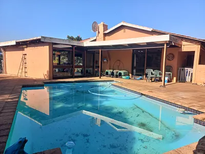 4 Bedroom House For Sale in Amanzimtoti - s3sC.webp
