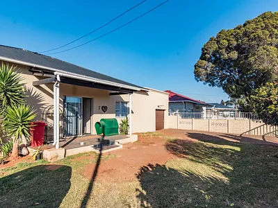 3 Bedroom House For Sale in Roodepoort - 9Rrk.webp