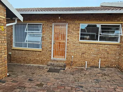 3 Bedroom Apartment To Rent in Roodepoort - 0kSq.webp