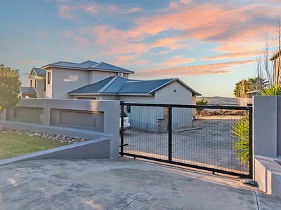 4 Bedroom House For Sale in Krugersdorp - fj5H.webp