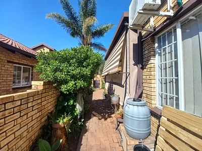 3 Bedroom Townhouse For Sale in Rustenburg - xtU2.webp