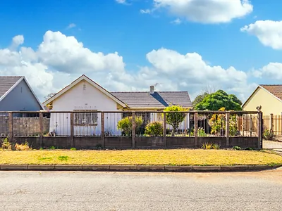 3 Bedroom House For Sale in Roodepoort - bWK2.webp