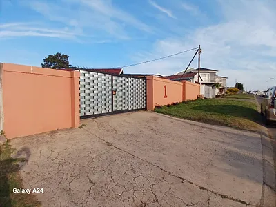 3 Bedroom House For Sale in East London - xyN3.webp