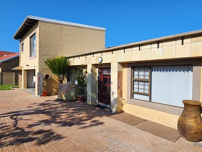 4 Bedroom House For Sale in Mossel Bay - BXqY.webp