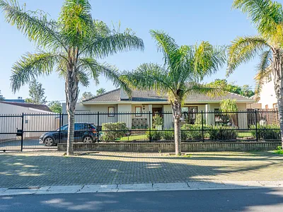 5 Bedroom House For Sale in Kenridge, Bellville - tv8t.webp