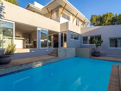7 Bedroom House For Sale in Cape Town - img