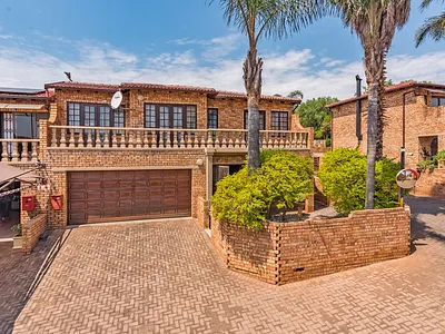 3 Bedroom Townhouse For Sale in Krugersdorp - KO6G.webp