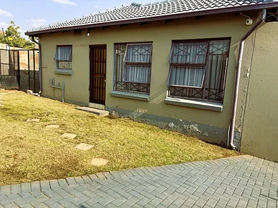 3 Bedroom House For Sale in Roodepoort - Q8cs.webp