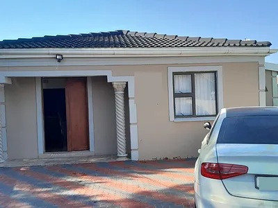 3 Bedroom House For Sale in East London - lGni.webp