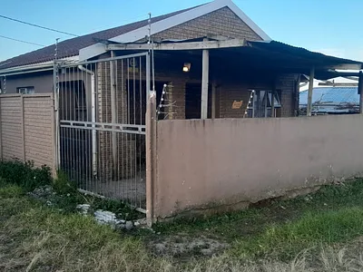 2 Bedroom House For Sale in East London - jEey.webp