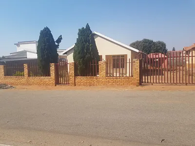 3 Bedroom House For Sale in Rustenburg - cZju.webp