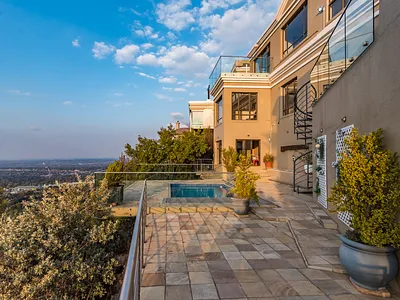 6 Bedroom House For Sale in Roodepoort - chx1.webp