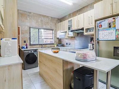 3 Bedroom Townhouse For Sale in Johannesburg - Qu14.webp