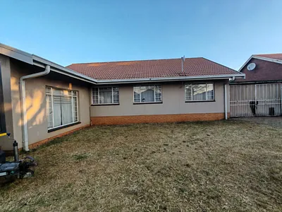 3 Bedroom House For Sale in Sasolburg - OV3S.webp