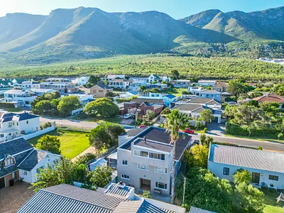 6 Bedroom House For Sale in Hermanus - icUW.webp