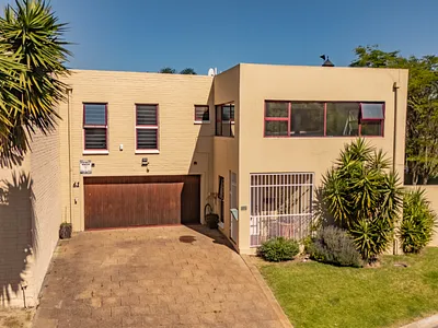 3 Bedroom Townhouse For Sale in Parow - Ls9Q.webp