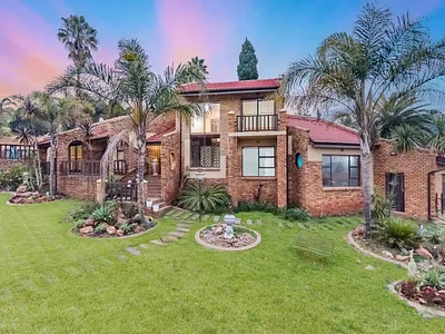4 Bedroom House For Sale in Roodepoort - E3UY.webp