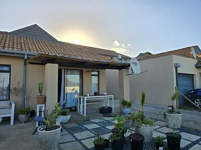 2 Bedroom Townhouse For Sale in East London - img