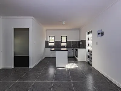 2 Bedroom House For Sale in Cape Town - yef0.webp